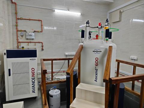 NMR spectrometer, console and nitrogen exchanger