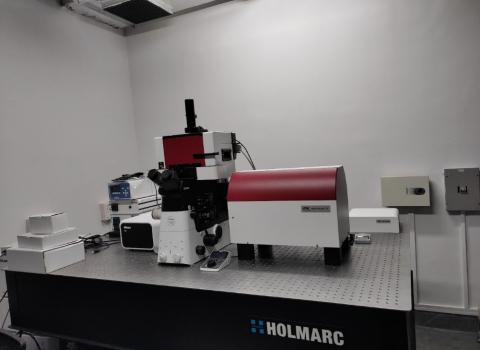 Dual Beam Optical Tweezers integrated with Confocal Microscope