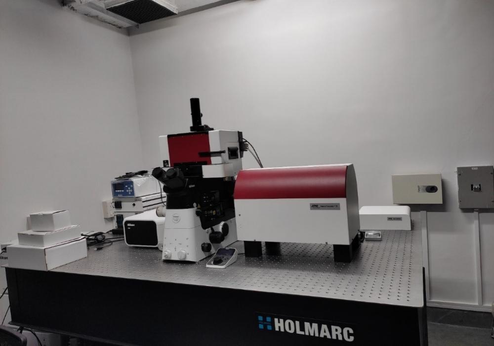 Dual Beam Optical Tweezers integrated with Confocal Microscope