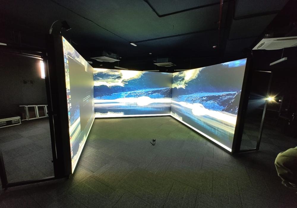 Projection on the three screens